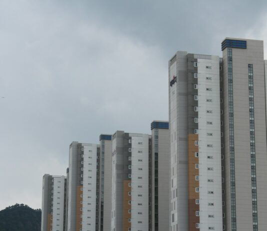 특공 자격 얻으려 위장이혼까지…부정 주택청약 154건 적발 a group of tall buildings