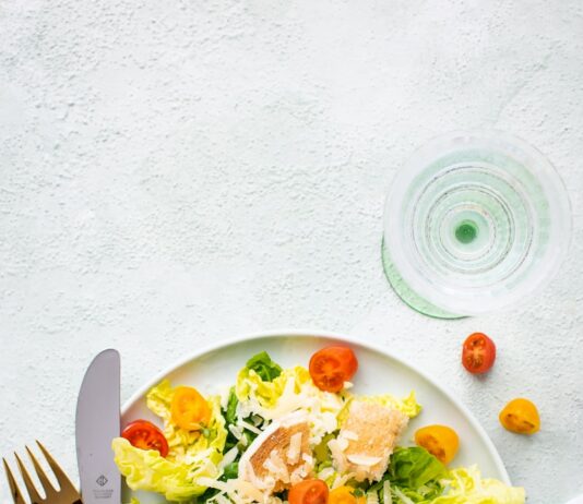 식습관과 운동: 건강한 삶을 위한 필수 요소 vegetable salad