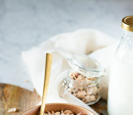당뇨병 관리에 유용한 식습관 brown wooden bowl with brown wooden spoon