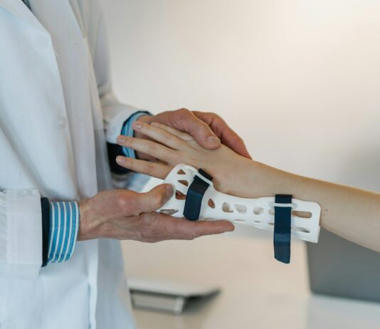정부 “의사 국가 실기시험 9월 2일부터…예년과 동일한 시기” person in white coat holding silver and blue ring
