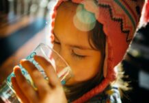 건강한 피부를 위한 수분 섭취 방법 selective focus photography of girl drinking water