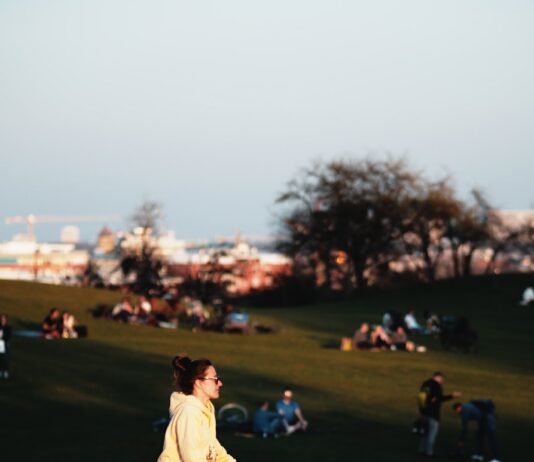 여름철 유산소 운동 추천 man in white shirt riding bicycle during daytime