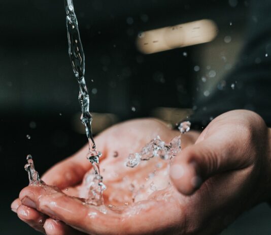 감기 예방을 위한 생활 습관 clear liquid pouring on person's hands