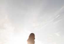 여름철 운동을 위한 이상적인 시간대 a couple of people that are walking on a sidewalk