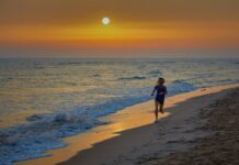 여름철 해변 운동: 효과적인 해변 워크아웃 루틴 woman in black dress walking on beach during sunset