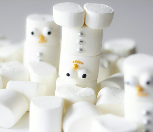 여름철 운동 중 피해야 할 음식과 음료 white and black dice lot