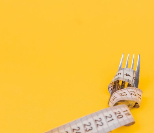 운동과 함께하는 효과적인 다이어트 방법 yellow and white measuring tape
