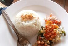 심혈관 건강을 지키는 식습관과 운동 전략 a white plate topped with rice and beans