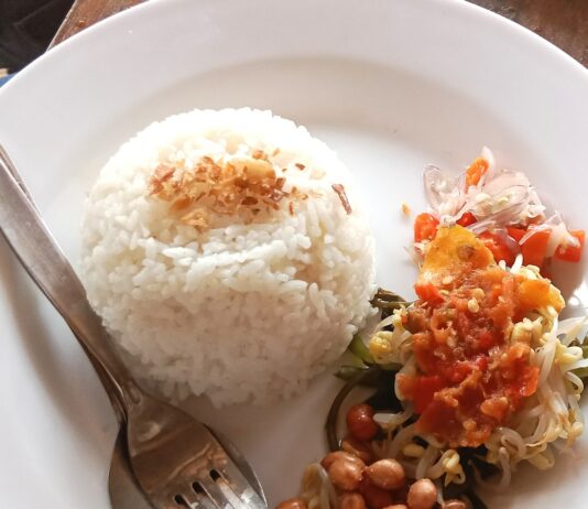 심혈관 건강을 지키는 식습관과 운동 전략 a white plate topped with rice and beans