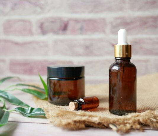 자연 속에서 건강 찾기: 에코 테라피 brown glass bottle on brown textile