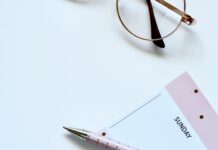 운동 동기 부여: 목표 달성을 위한 심리적 접근법 eyeglasses near paper and ballpoint pen