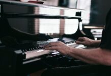 정신 건강을 위한 취미 생활의 중요성 person playing piano