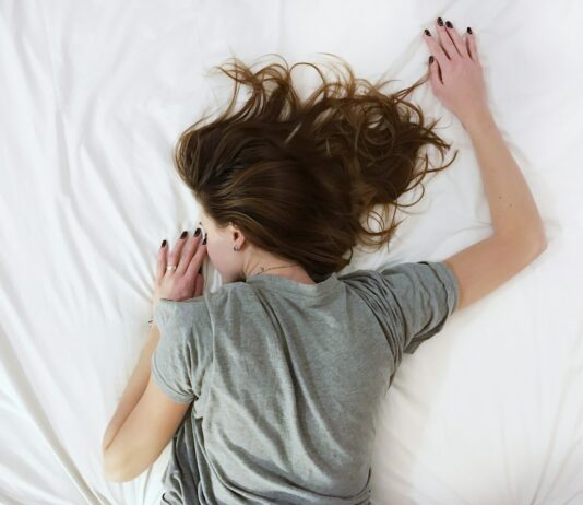 운동이 가져오는 긍정적인 변화: 정신적, 신체적 혜택 woman laying on bed