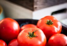 운동 후 피로 회복을 돕는 식품 10가지 a bowl of red tomatoes