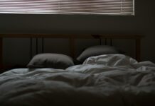 생체리듬과 면역력: 건강한 수면의 중요성 empty white and gray bed set