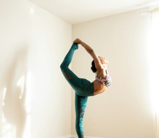 병 예방과 건강을 동시에, 맞춤형 운동 관리법 woman doing yoga