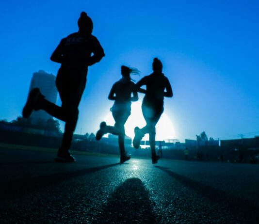 체력을 키우는 방법 silhouette of three women running on grey concrete road