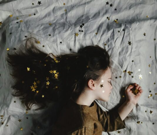 올바른 수면 습관이 건강을 좌우한다 woman in brown long-sleeved top sleeping on bed