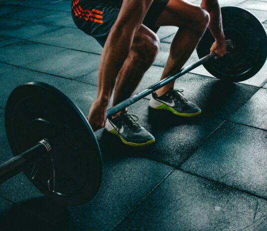 자가 면역 질환 운동으로 관리하기 person about to lift the barbel