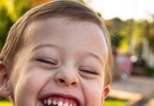 구강위생이 건강한 치아를 좌우한다 boy in blue white and red plaid button up shirt smiling