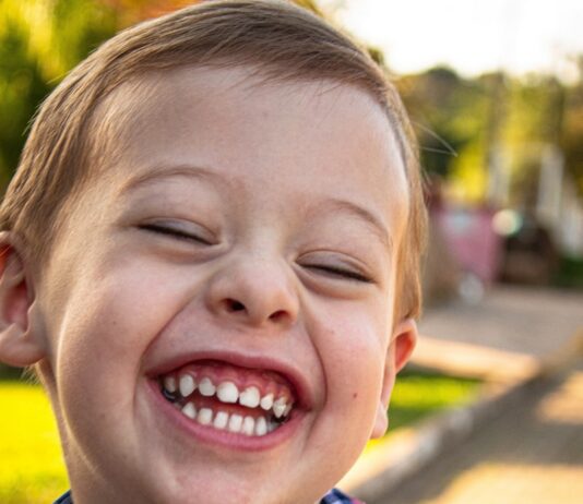 구강위생이 건강한 치아를 좌우한다 boy in blue white and red plaid button up shirt smiling