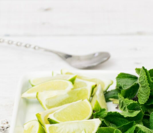허브와 자연요법으로 건강지키기 green leaf beside a lime close-up photography