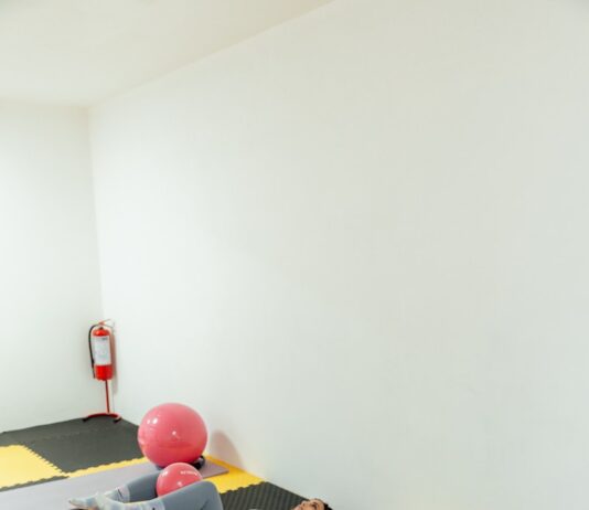 집에서도 쉽게 할 수 있는 필라테스로 허리 통증 완화하기 a group of people doing yoga in a room