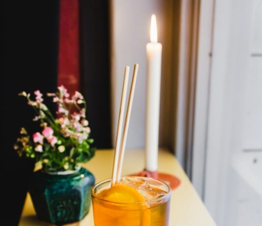 건강유지를 위한 비타민과 미네랄 lemonade in glass on the table