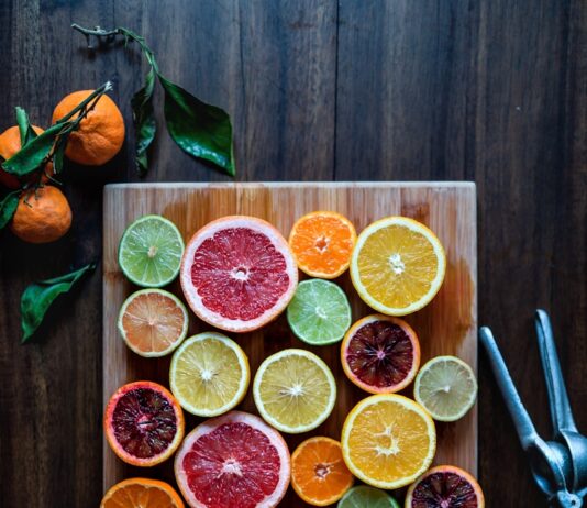 자연식품 위주의 식단, 피부와 체중에 어떤 변화가 생길까? assorted sliced citrus fruits on brown wooden chopping board