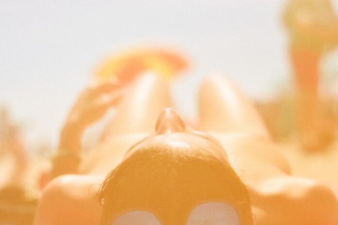 Photo by Sergi Dolcet Escrig yellow rubber duck on white background