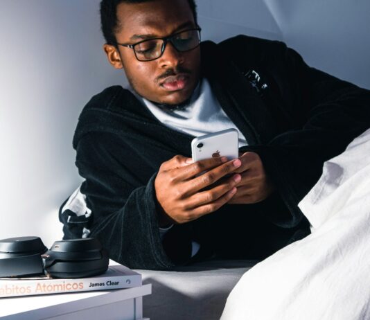 잠 못 드는 밤, 수면의 질을 높이는 5가지 실천법 man in black jacket wearing black framed eyeglasses