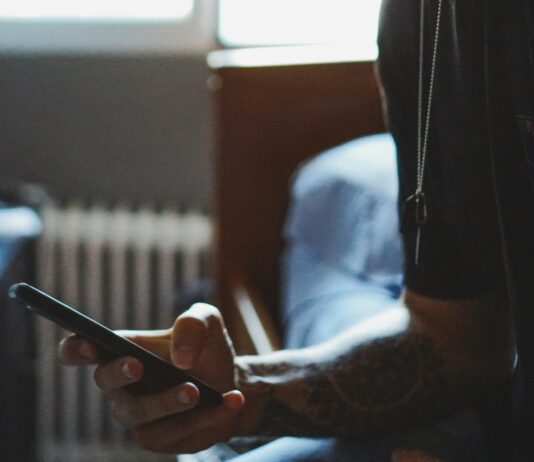 디지털 디톡스, 지친 마음을 회복하는 첫걸음 man holding black phone