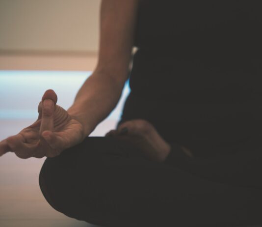 마음과 몸을 건강하게 만드는 명상 person doing yoga on floor