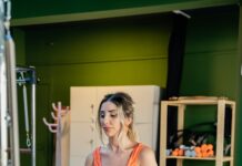 현대인의 몸과 마음을 가꾸는 선택, 필라테스의 건강 효과 Woman does pilates exercise with a ball.