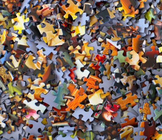 현대인의 뇌건강, 생활습관 개선이 중요하다 stack of jigsaw puzzle pieces