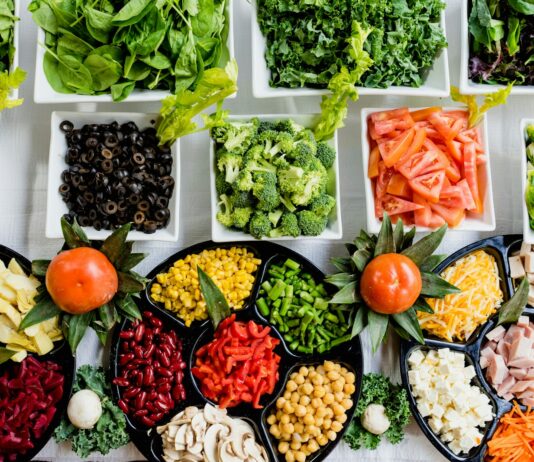 식단, 건강의 시작… 올바른 식습관이 만드는 삶의 변화 macro shot of vegetable lot
