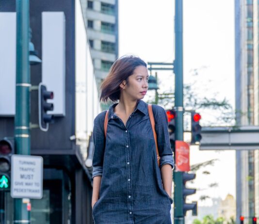 바쁜 직장인 건강 챙기기, 작은 습관부터 시작하세요 a woman walking across a cross walk in a city