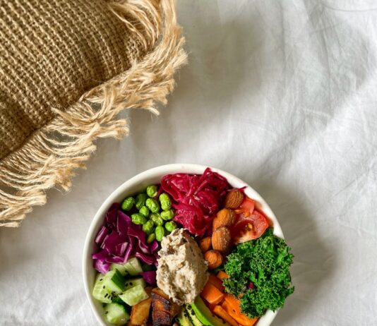 건강한 식단으로 시작하는 활기찬 하루의 비결 vegetable salad on white ceramic bowl