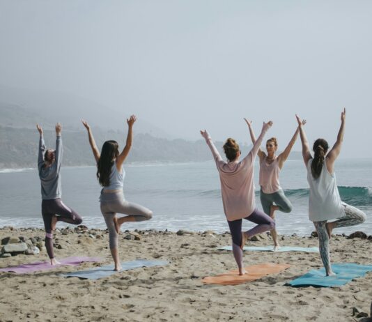 여성 건강관리, 일상에서 실천하는 습관이 미래를 바꾼다 five woman standing on seashore