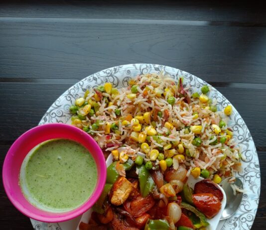 건강한 삶의 시작, 올바른 식단 선택이 관건 sliced tomato and green vegetable on white ceramic plate
