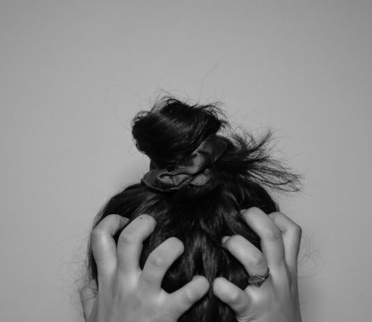 스트레스, 제대로 관리하면 건강한 삶의 시작입니다 a woman covering her face with her hands