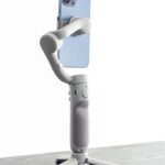 AI 기반 건강 관리, 개인 맞춤 시대를 열다 a silver robot with a gun