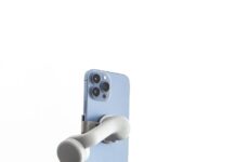 AI 기반 건강 관리, 개인 맞춤 시대를 열다 a silver robot with a gun