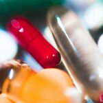 영양 & 보충제 트렌드: 내 몸에 딱 맞는 ‘맞춤형’ 솔루션이 뜬다 a close up of a bunch of pills