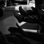 ‘마음근육 운동’이 필요한 시대 — 멘탈 피트니스 루틴 People exercising on yoga mats in a studio.