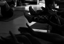 ‘마음근육 운동’이 필요한 시대 — 멘탈 피트니스 루틴 People exercising on yoga mats in a studio.