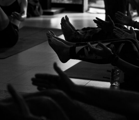 ‘마음근육 운동’이 필요한 시대 — 멘탈 피트니스 루틴 People exercising on yoga mats in a studio.