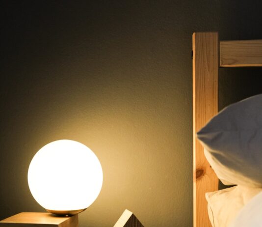 “슬리포노믹스” 시대, 건강한 수면이 당신의 성공을 결정한다 black digital alarm clock at 11 00