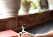 스트레스, 일상에서 똑똑하게 다스리는 법…실천 가능한 관리법 주목 a person writing on a piece of paper with a pen