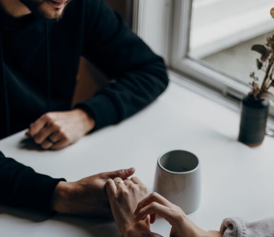 “마음챙김 루틴이 일상에 스며든다… 정신건강을 위한 작은 변화 실천법” person in black long sleeve shirt holding white ceramic mug
